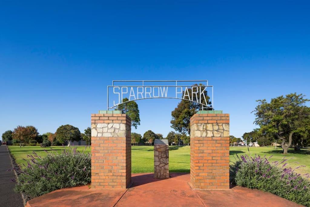 The Pix - Industrial Chic At Its Best Geelong West Εξωτερικό φωτογραφία